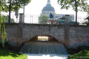 Waterfall with Bayerische Staatskanzlei in background