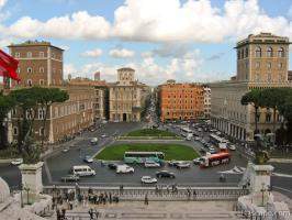 Piazza Venezia in front of Monumento Vittorio Emanuele