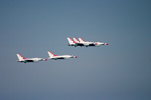 USAF F-16 Thunderbirds (Notice how close the three in front are!)