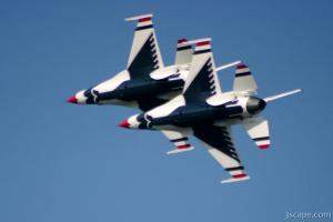 USAF F-16 Thunderbirds in formation