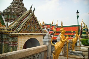 Guards in front of Wihan Yot
