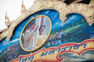 The king and queen, shown in an archway over the main street