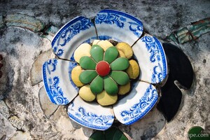 China plates used in decorating Wat Arun