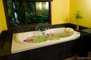 The jacuzzi tub - Baan Haad Ngam