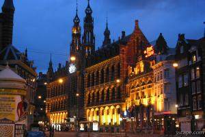 Magna Plaza at night