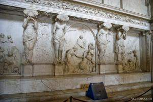 Sculpted wall and columns in the Royal Palace