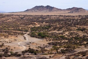 Dirt road leading into Oldupai Gorge