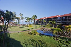 Papakea Resort grounds with view of the ocean