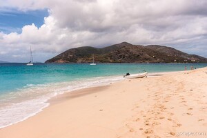 The beach on Sandy Cay (Key)
