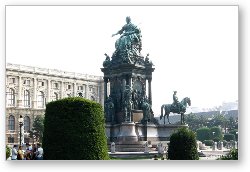 License: Courtyard statue at Museumsplatz (Maria Theresia)