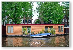 License: House boat on the canal