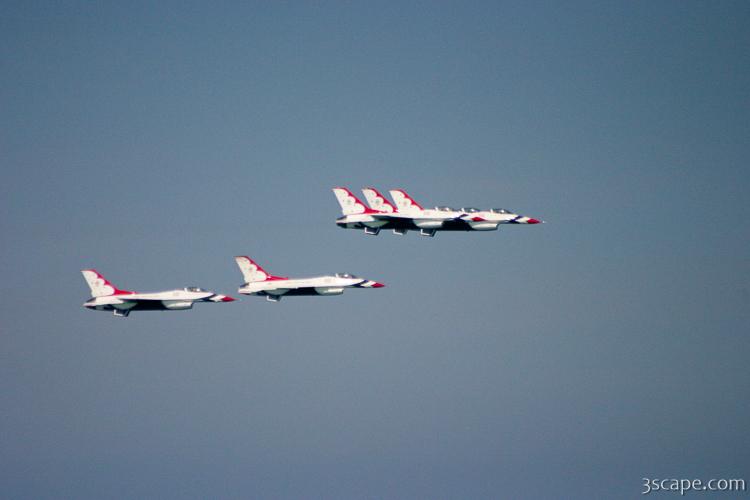 USAF F-16 Thunderbirds (Notice how close the three in front are!)
