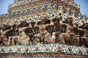 Khon figures holding up Wat Arun