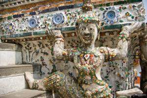 Khon figure holding up Wat Arun