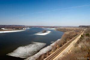 Mississippi River still partly frozen