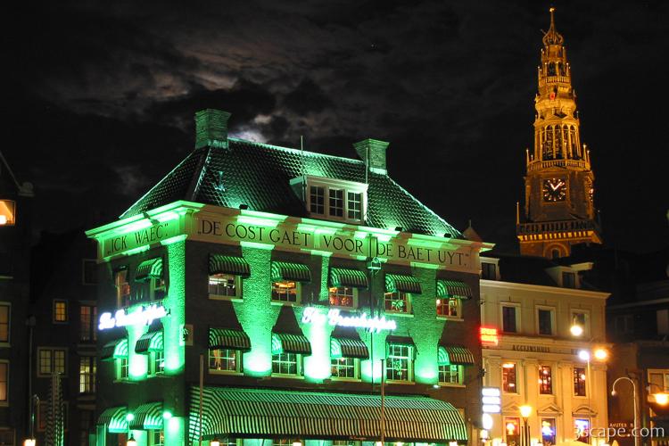 The Grasshopper bar and Old Church (Oudekerk) at night