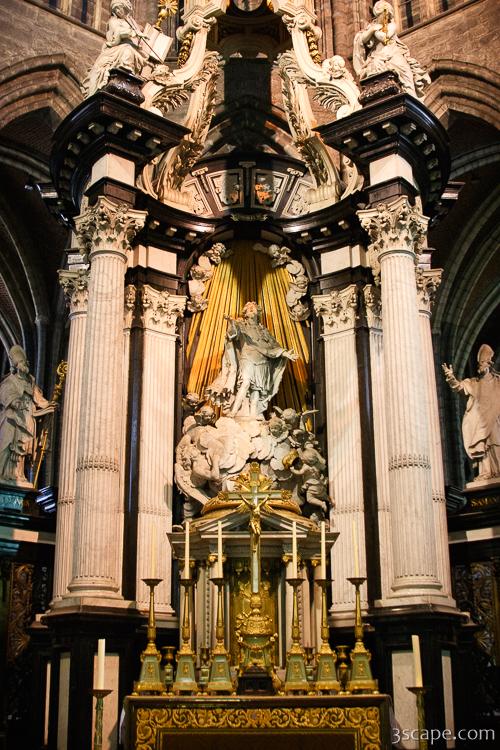 Enourmous columns on the altar