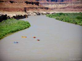 Rafting along the Green River